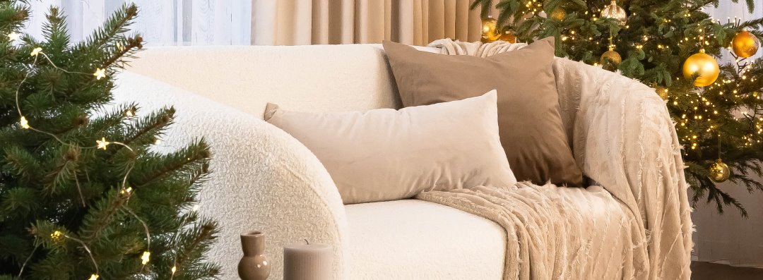 Świąteczny salon w beżach i złocie